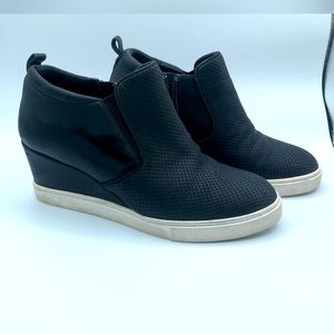 Casual wedge. Black boots size 6.